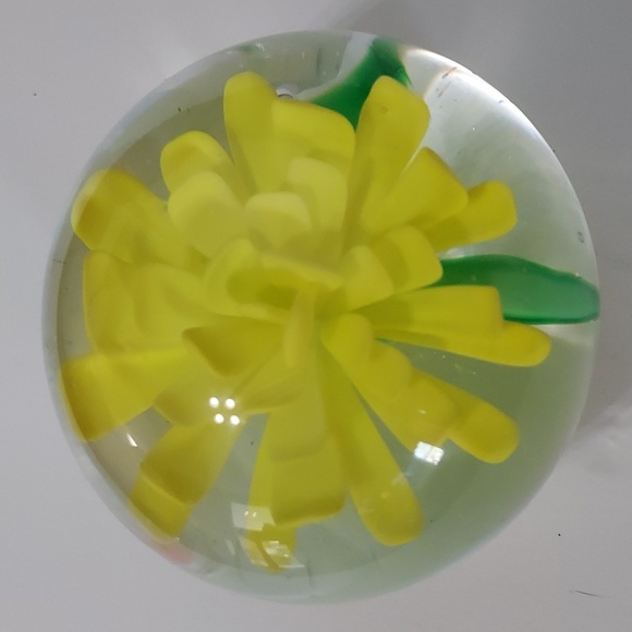 Yellow Flower Paperweight,OS,GUC - Picture 6 of 9